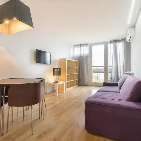 24h Check In, Aircon- Free Public Pool-fitness-sauna 华沙