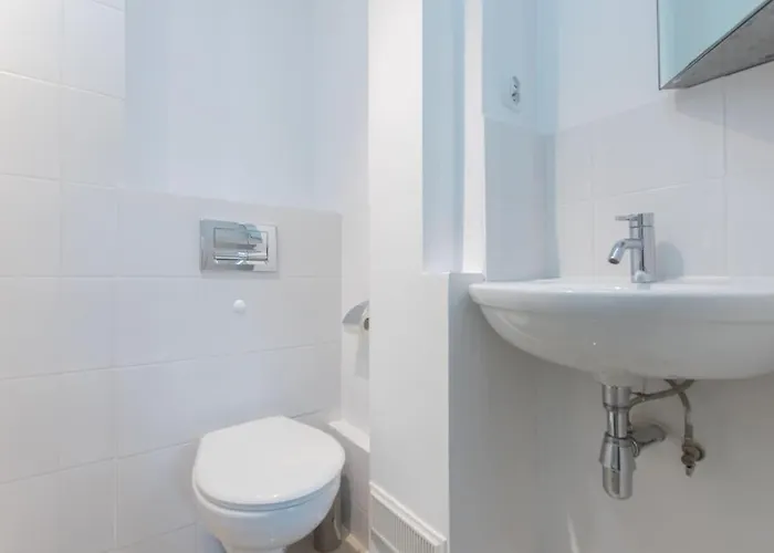 24h Check In, Aircon- Free Public Pool-fitness-sauna *